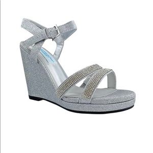 Women’s 7.5 Silver Glitter Wedge